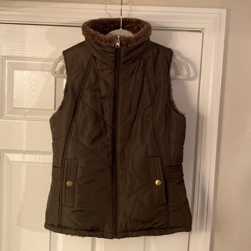 Mia & Tess brand new reversible olive green/fur vest. Size Small. Never worn.